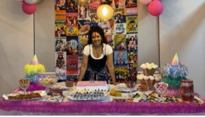Dra. Lílian Félix em festa temática dos anos 90